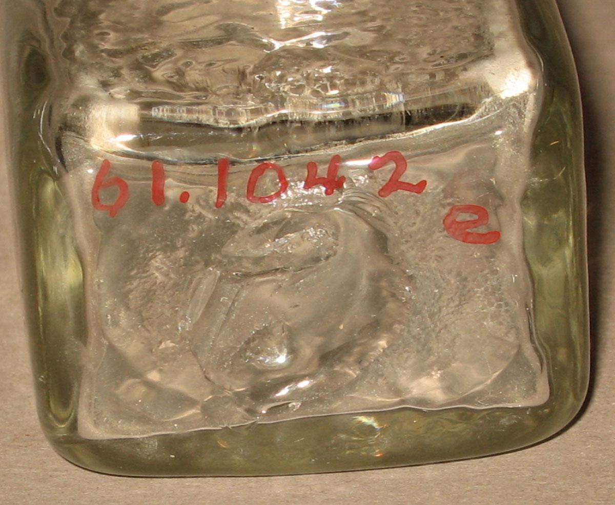 1961.1042 E Glass bottle (underside)