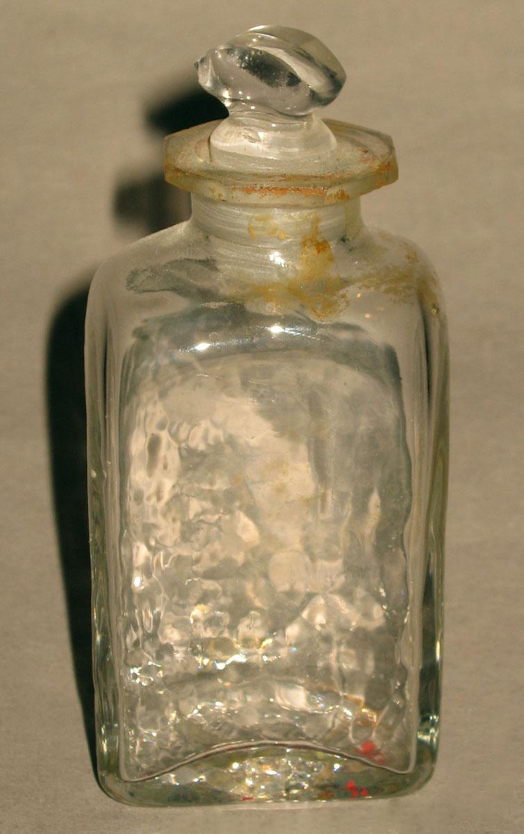 1961.1042 F Glass bottle