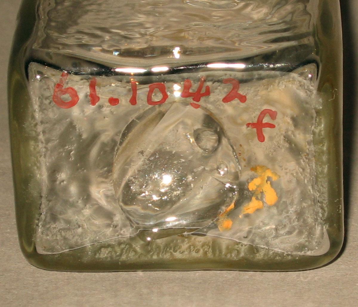 1961.1042 F Glass bottle (underside)