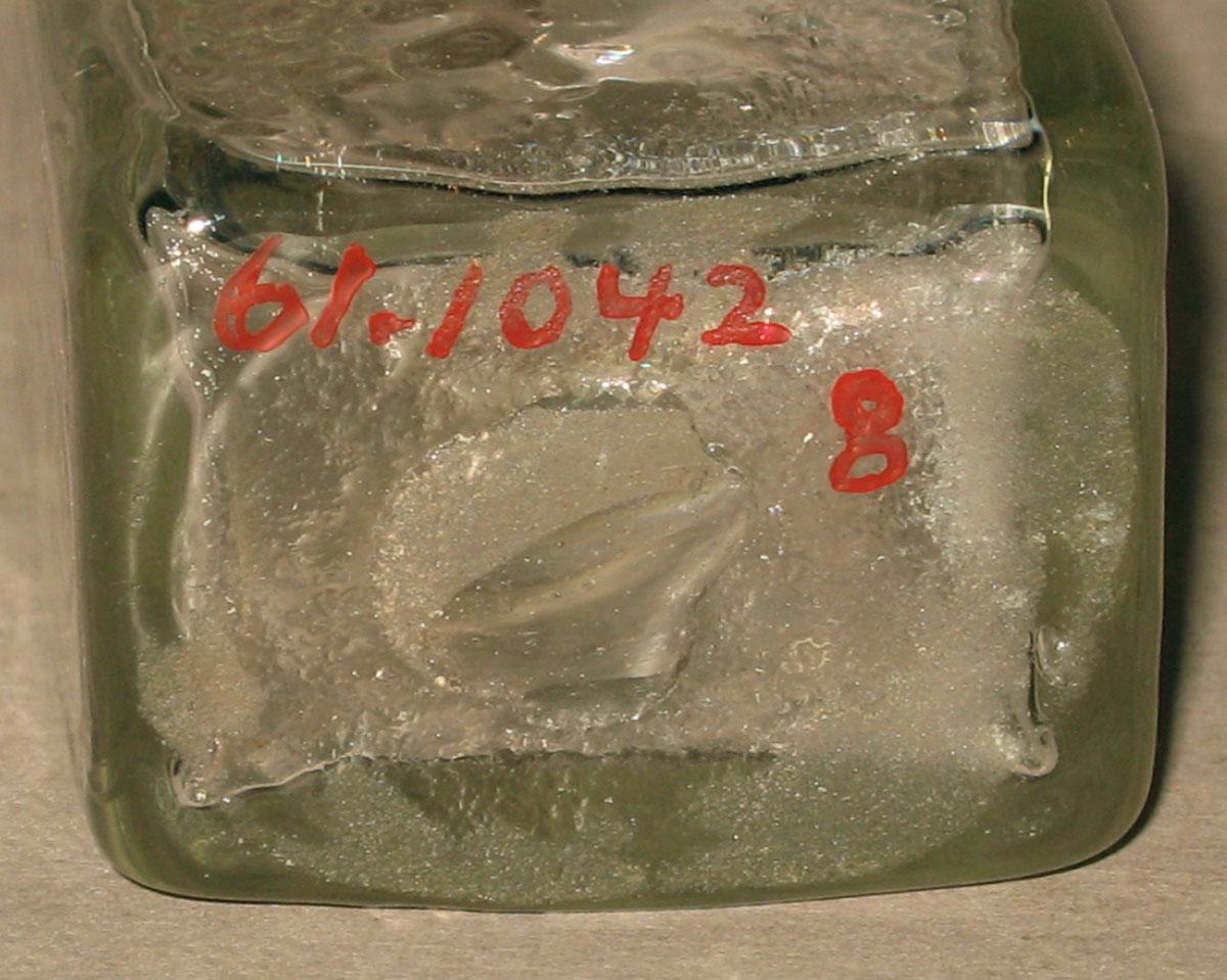 1961.1042 G Glass bottle (underside)