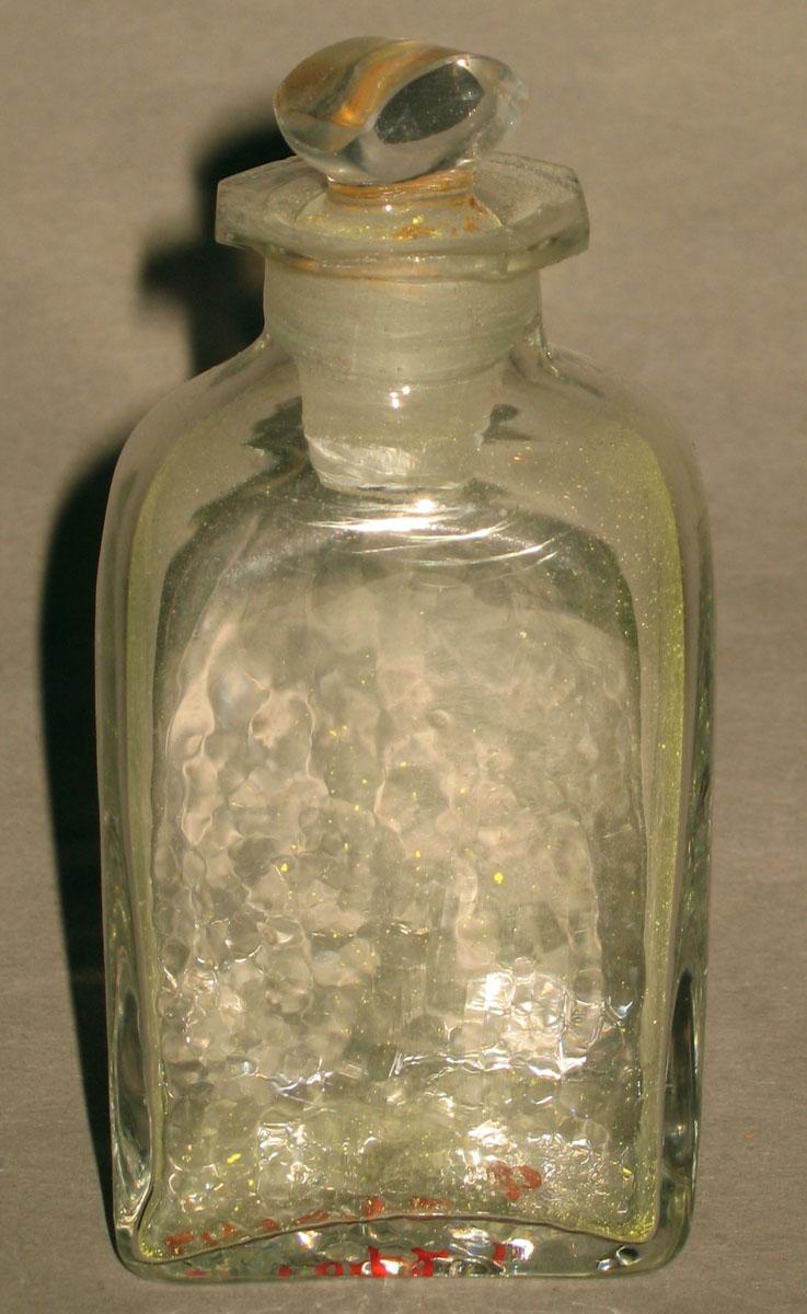 1961.1042 H Glass bottle