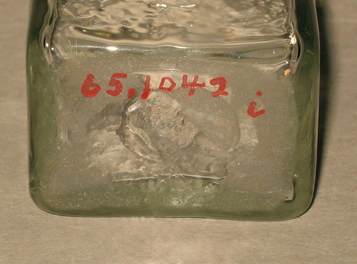 1961.1042 I Glass bottle (underside)