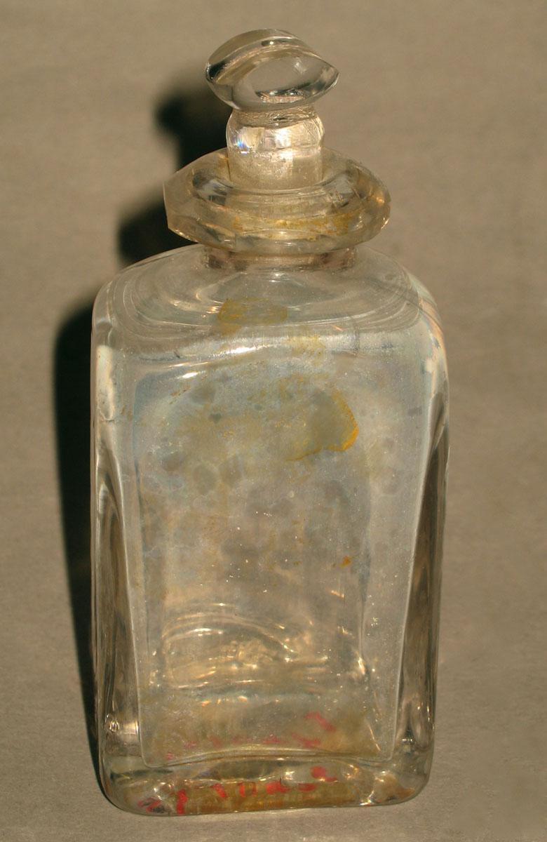1961.1042 J Glass bottle