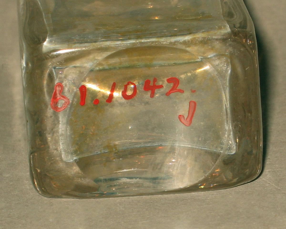 1961.1042 J Glass bottle (underside)