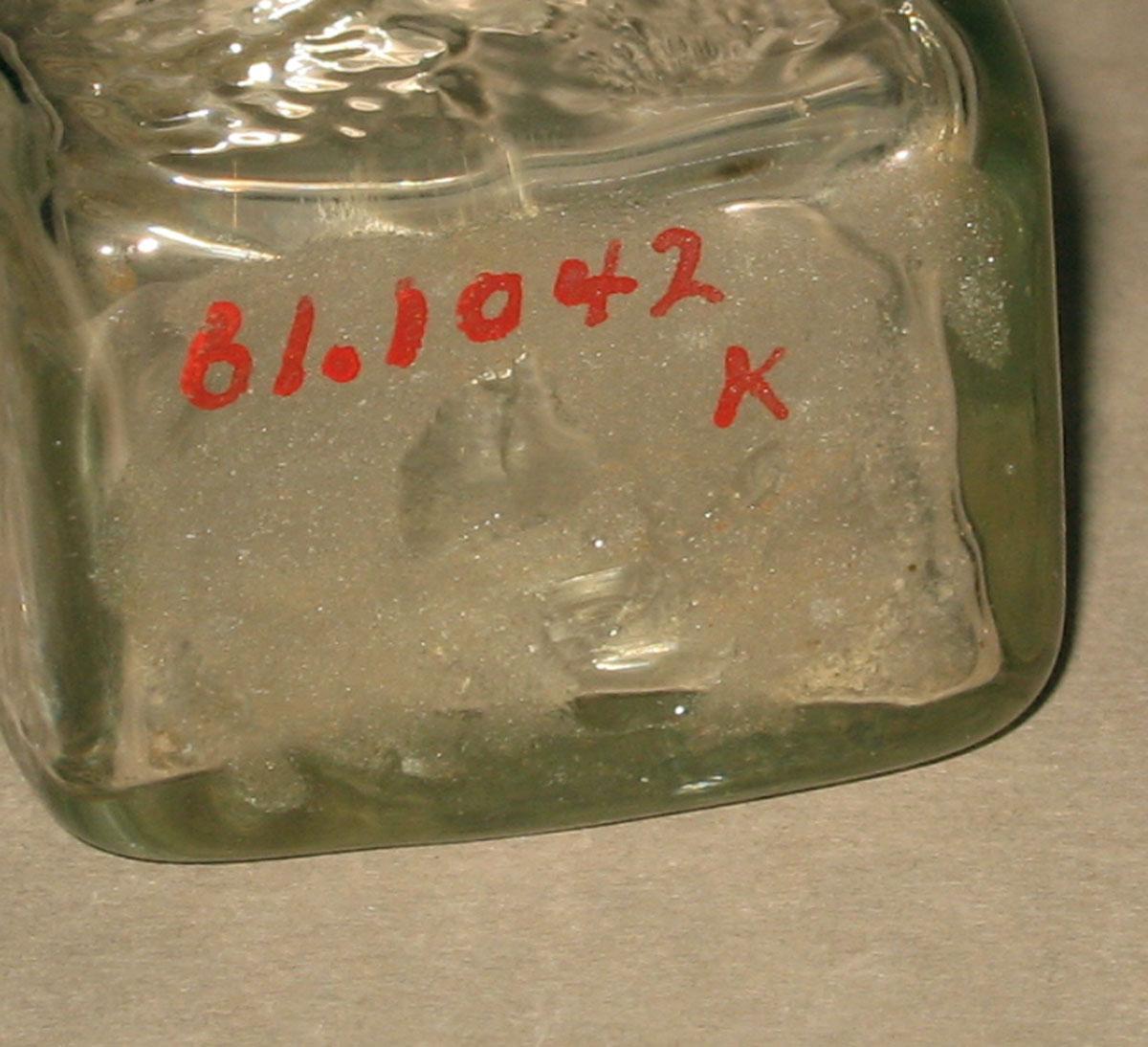 1961.1042 K Glass bottle (underside)