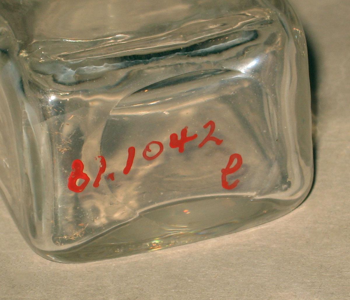 1961.1042 L Glass bottle (underside)
