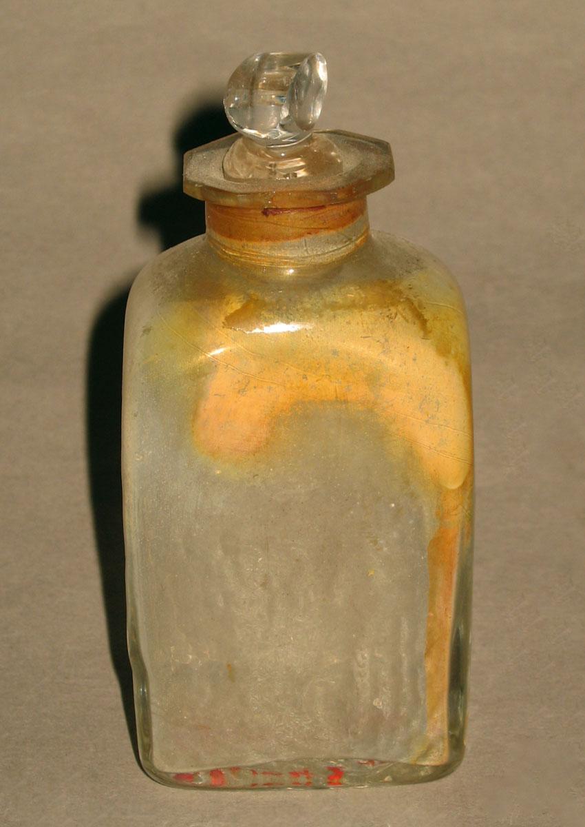1961.1042 M Glass bottle