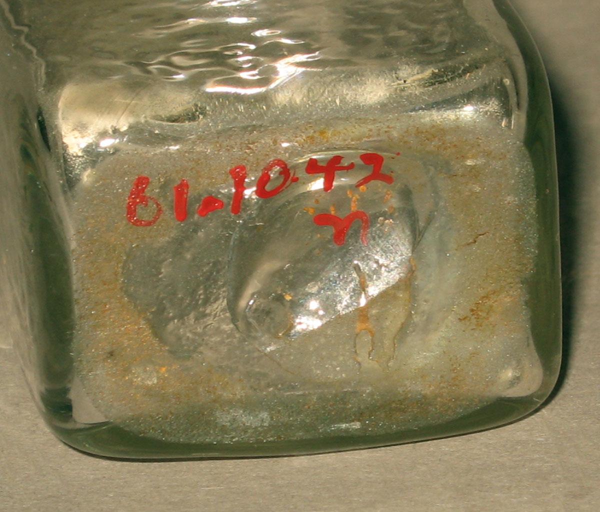 1961.1042 N Glass bottle (underside)