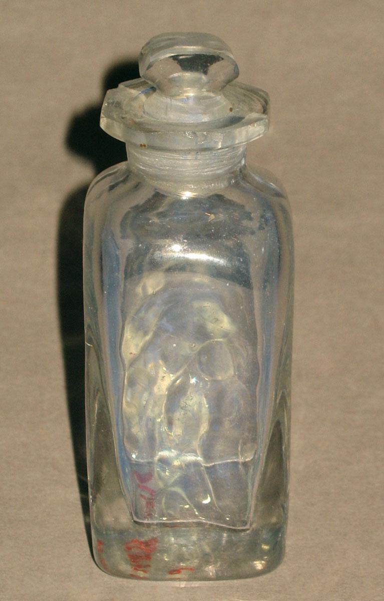 1961.1042 P Glass bottle