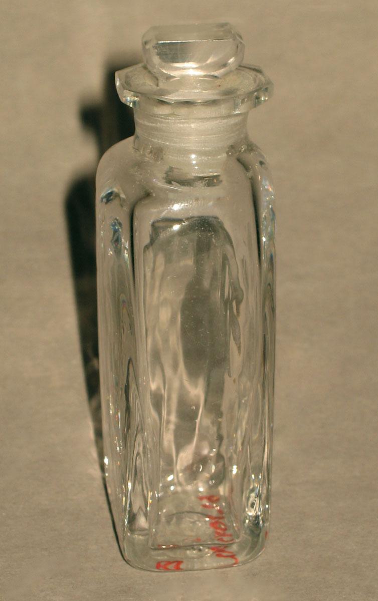1961.1042 Q Glass bottle