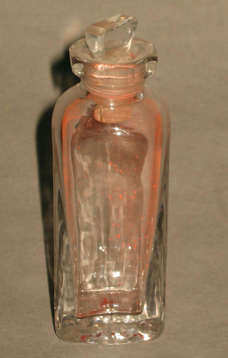 1961.1042 Glass bottle