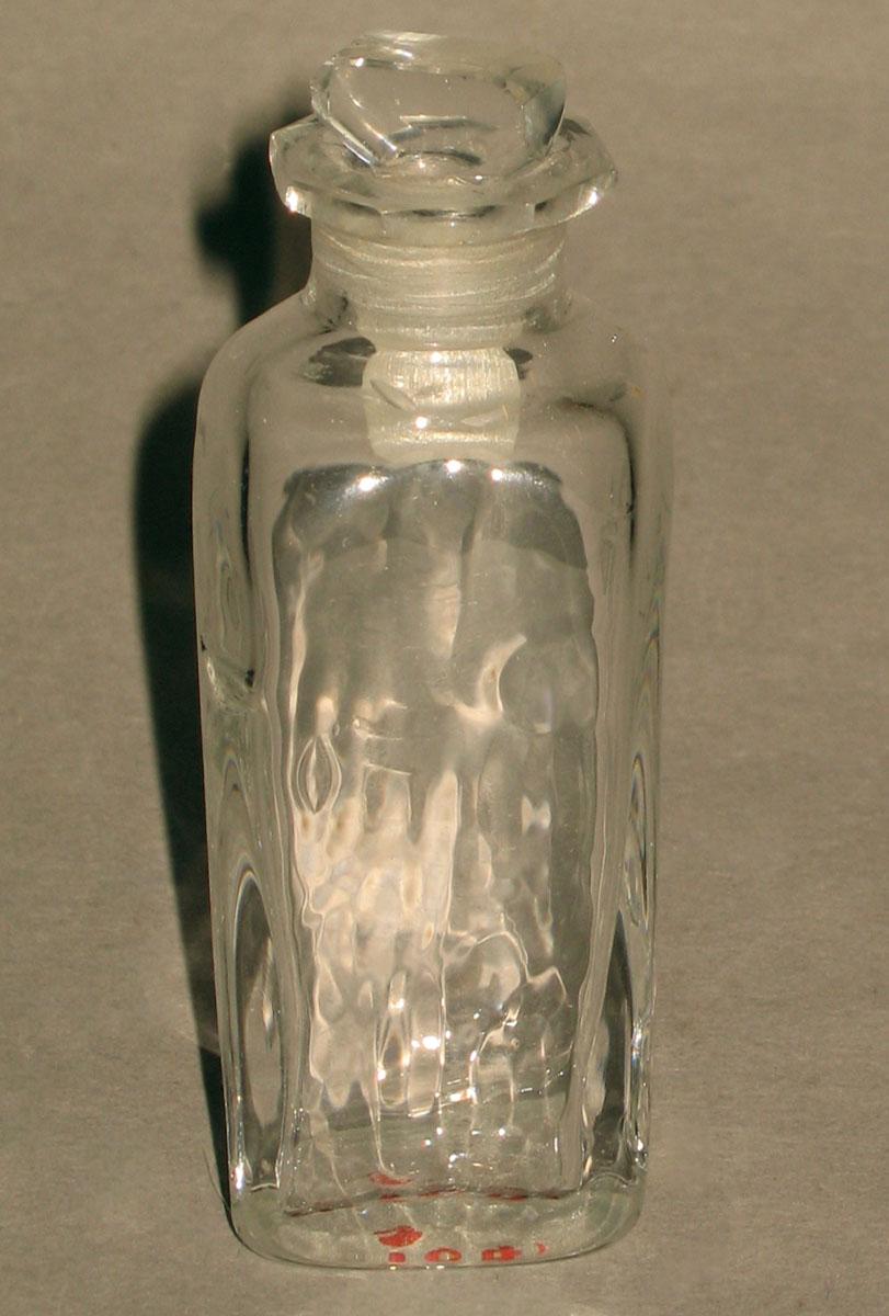 1961.1042 S Glass bottle