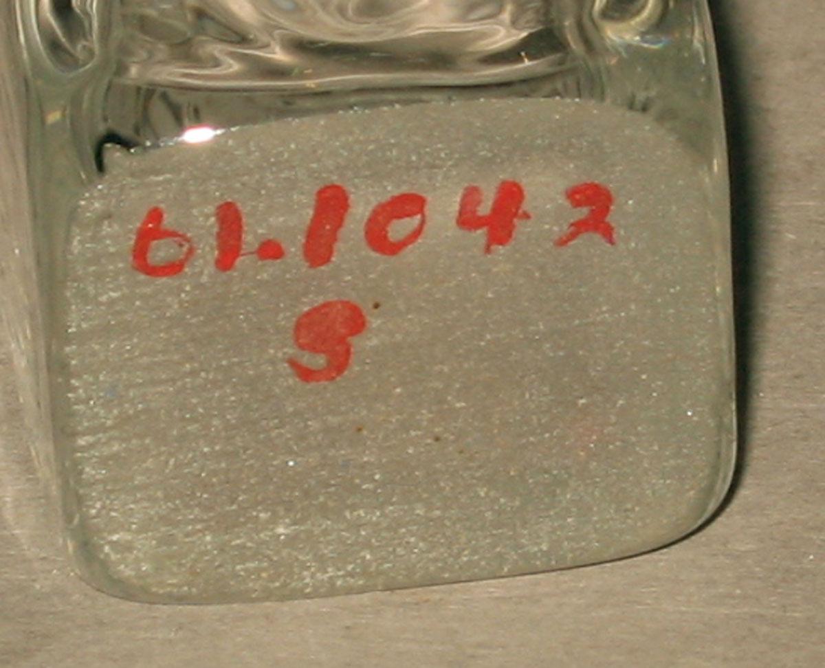 1961.1042 S Glass bottle (underside)