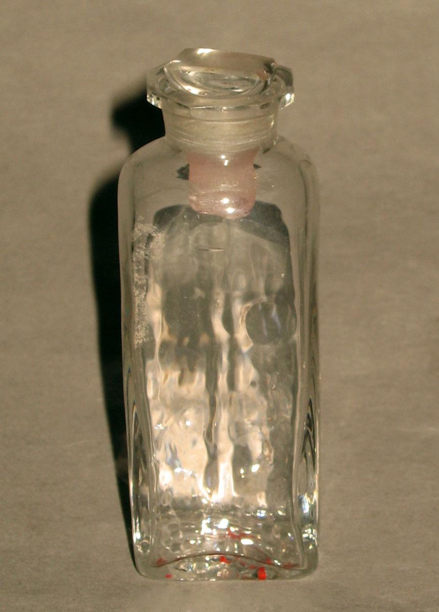 1961.1042 T Glass bottle
