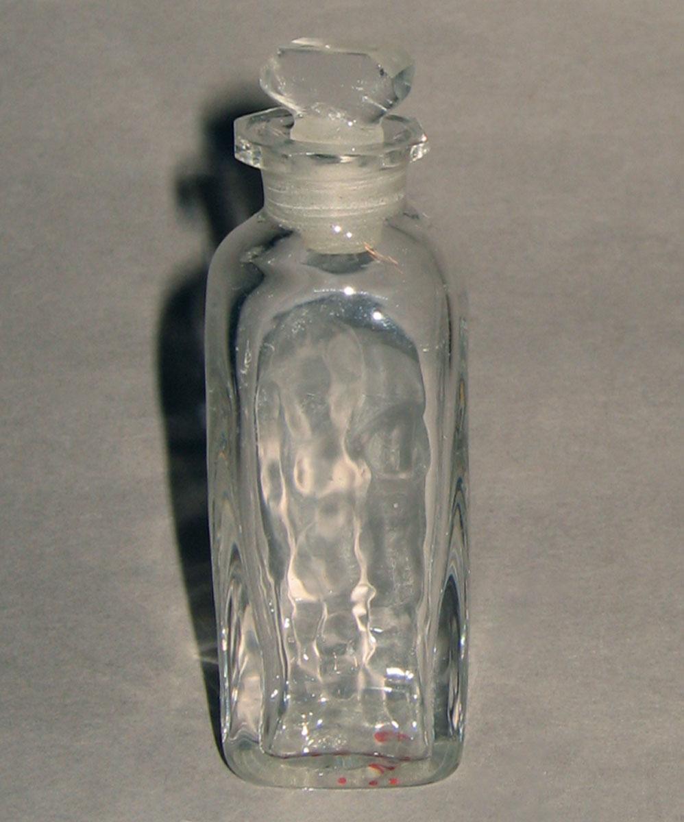 1961.1042 U Glass bottle