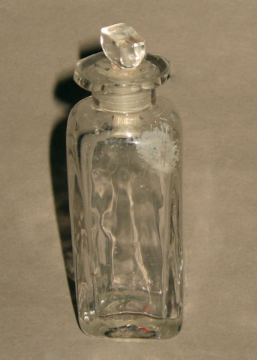 1961.1042 V Glass bottle