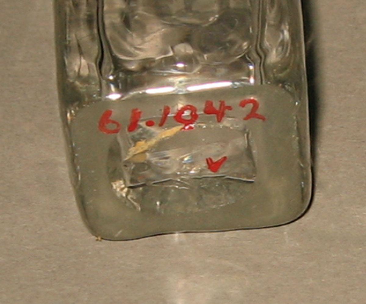 1961.1042 V Glass bottle (underside)