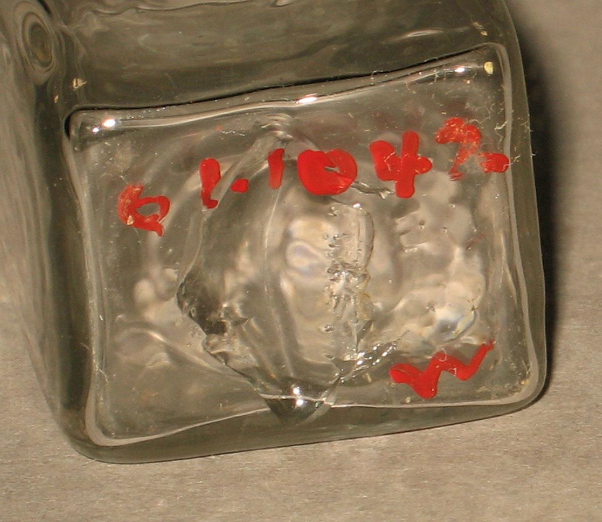 1961.1042 W Glass bottle (underside)