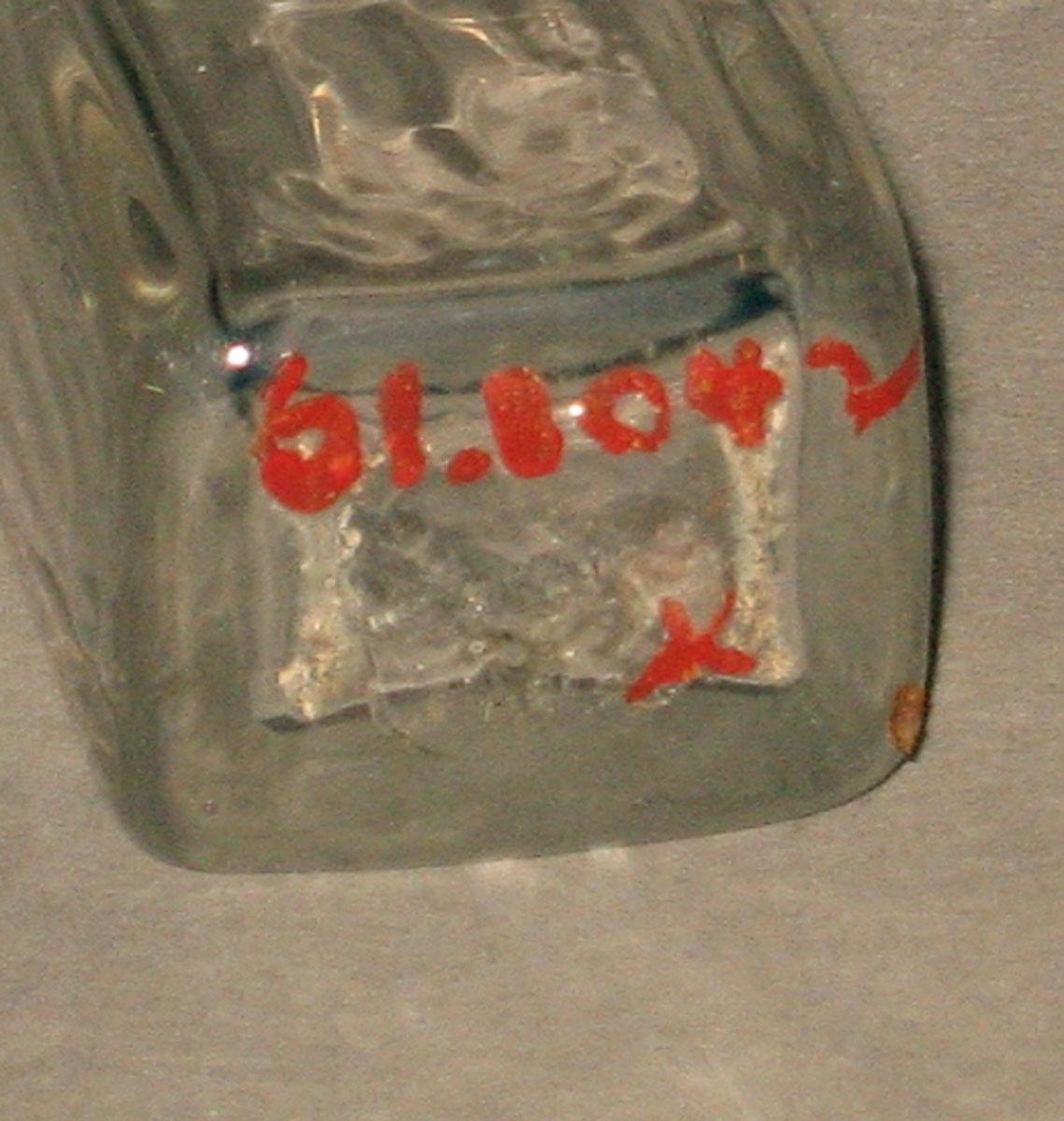 1961.1042 X Glass bottle (underside)