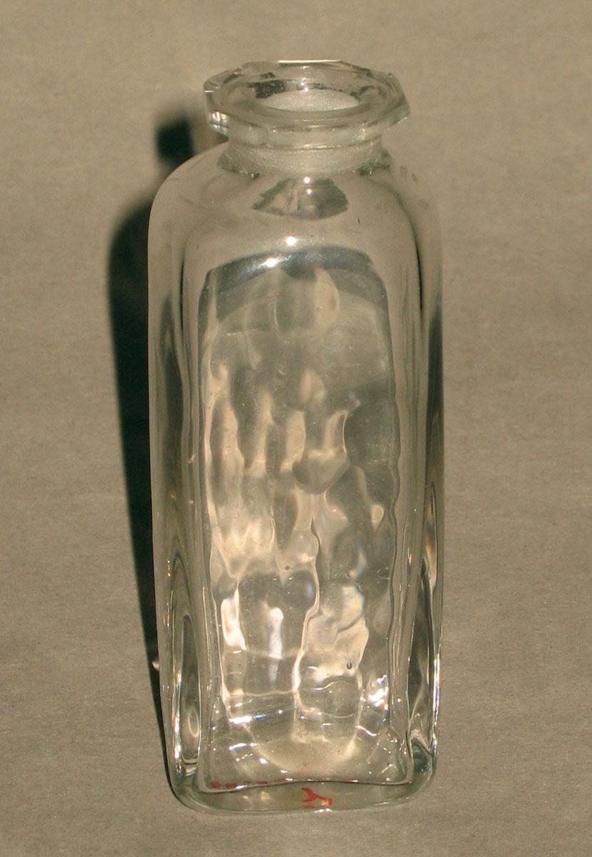 1961.1042 Y Glass bottle
