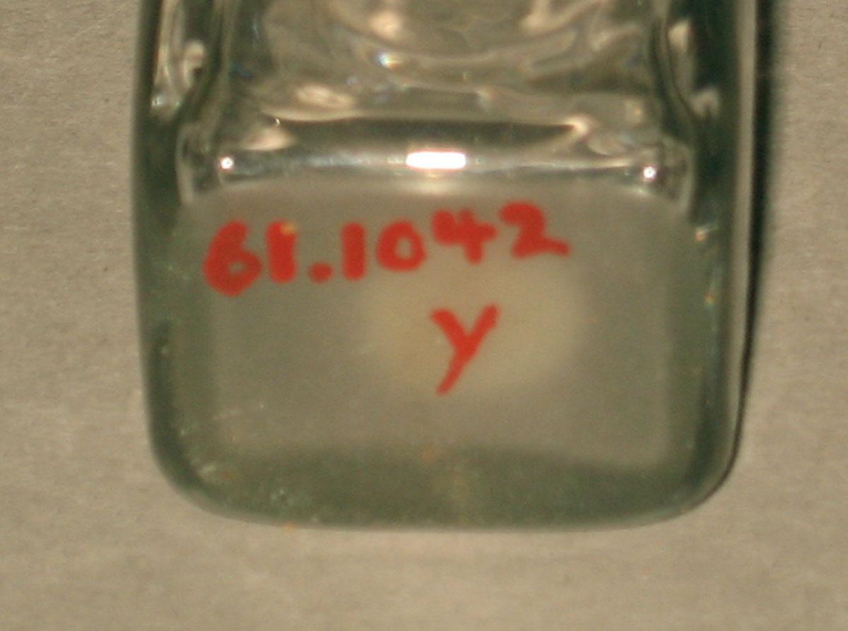 1961.1042 Y Glass bottle (underside)