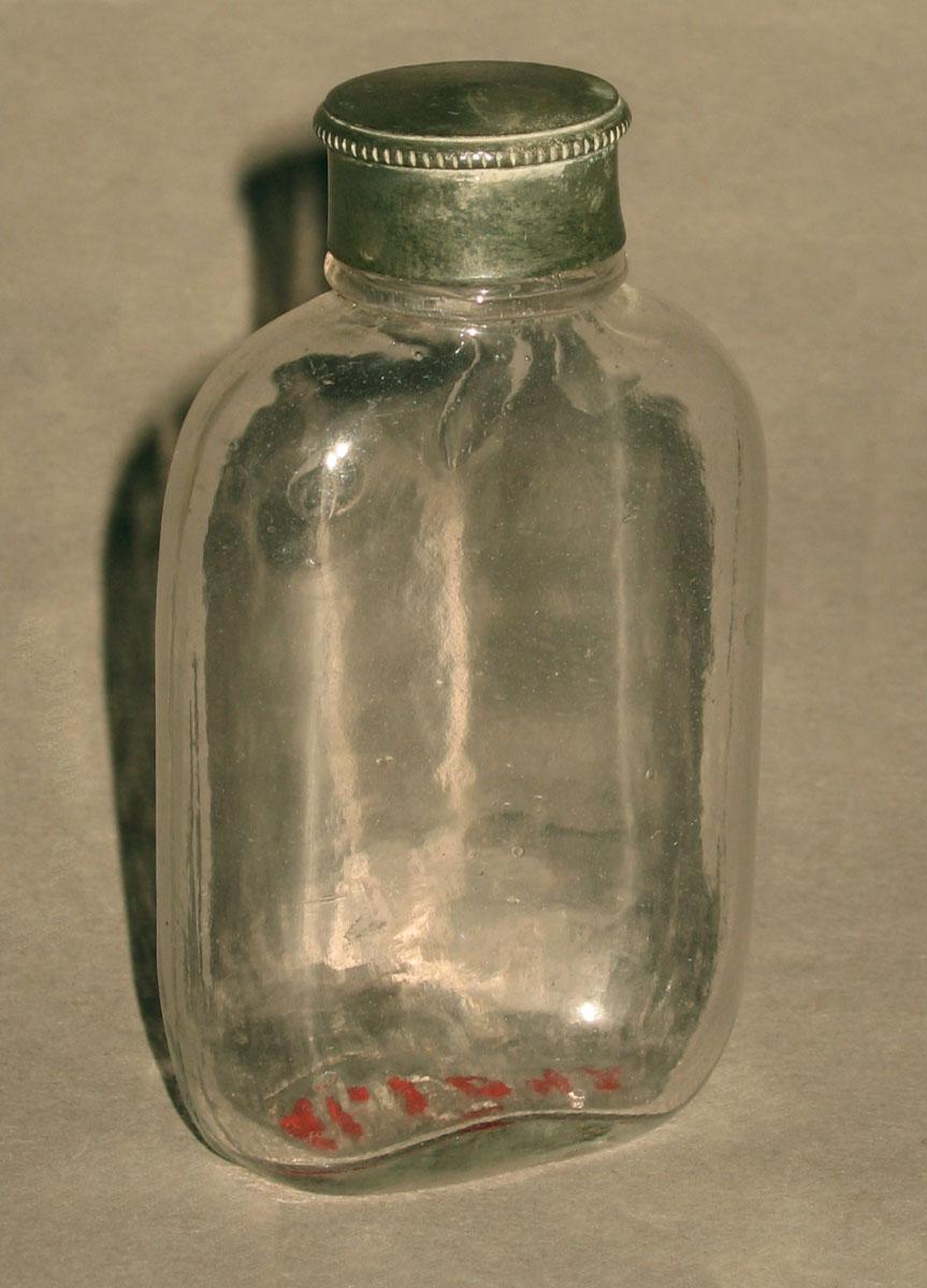 1961.1042 Z Glass bottle