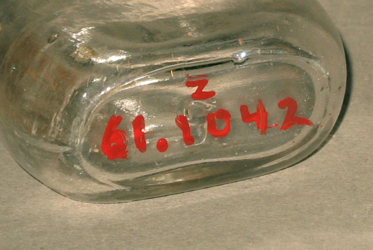 1961.1042 Z Glass bottle (underside)