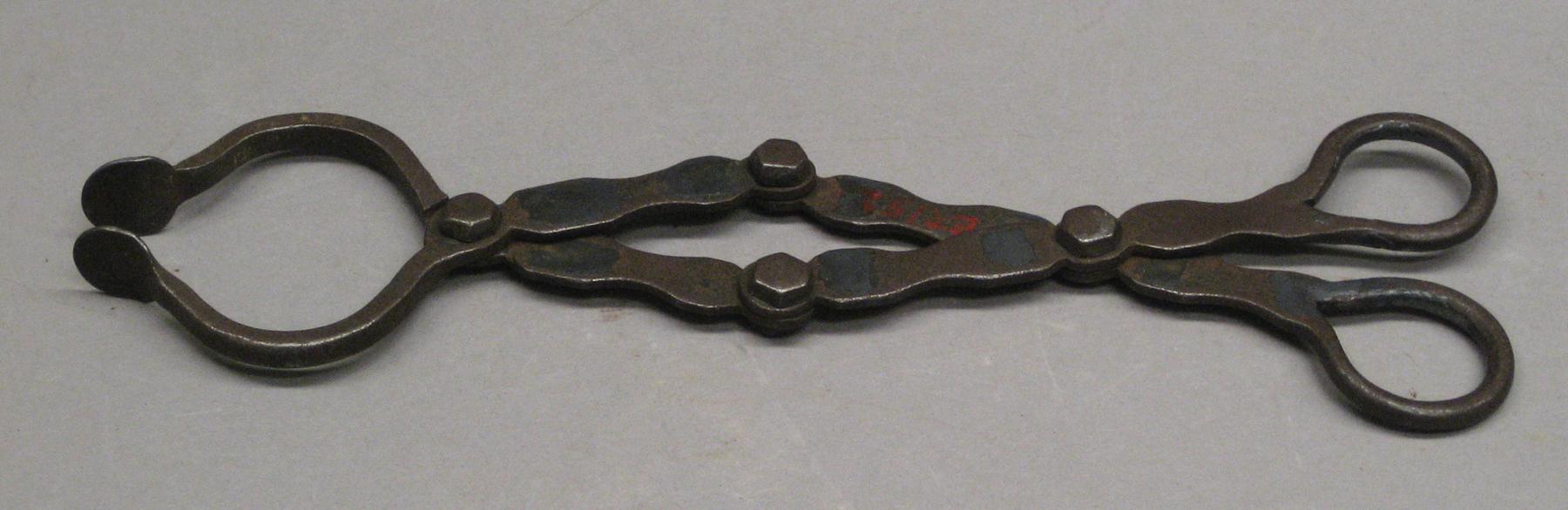 1961.1058 Tongs
