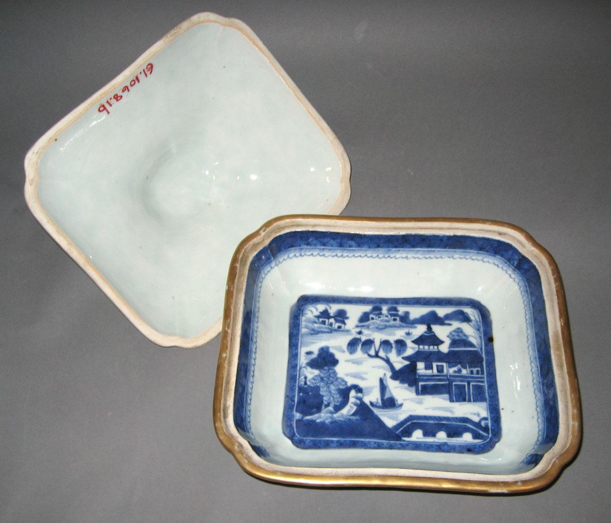 1961.1068.001 A, B Porcelain dish, open