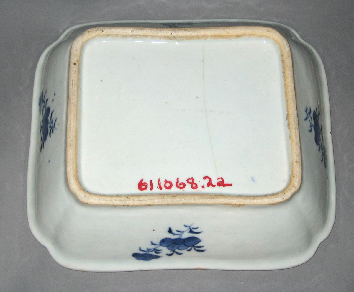 1961.1068.002 A Porcelain dish, bottom