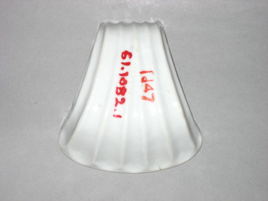 1961.1082.001 Dish underside