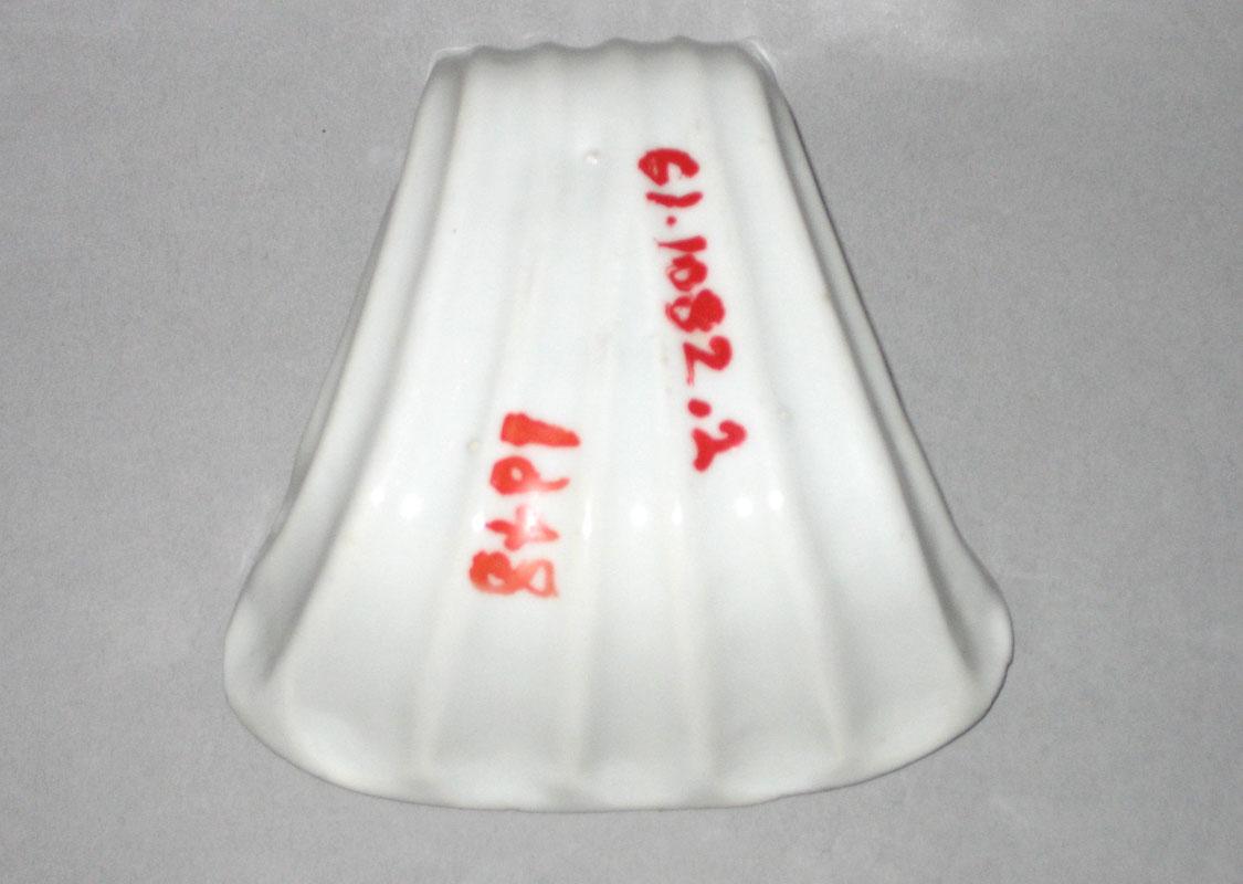 1961.1082.002 Dish underside