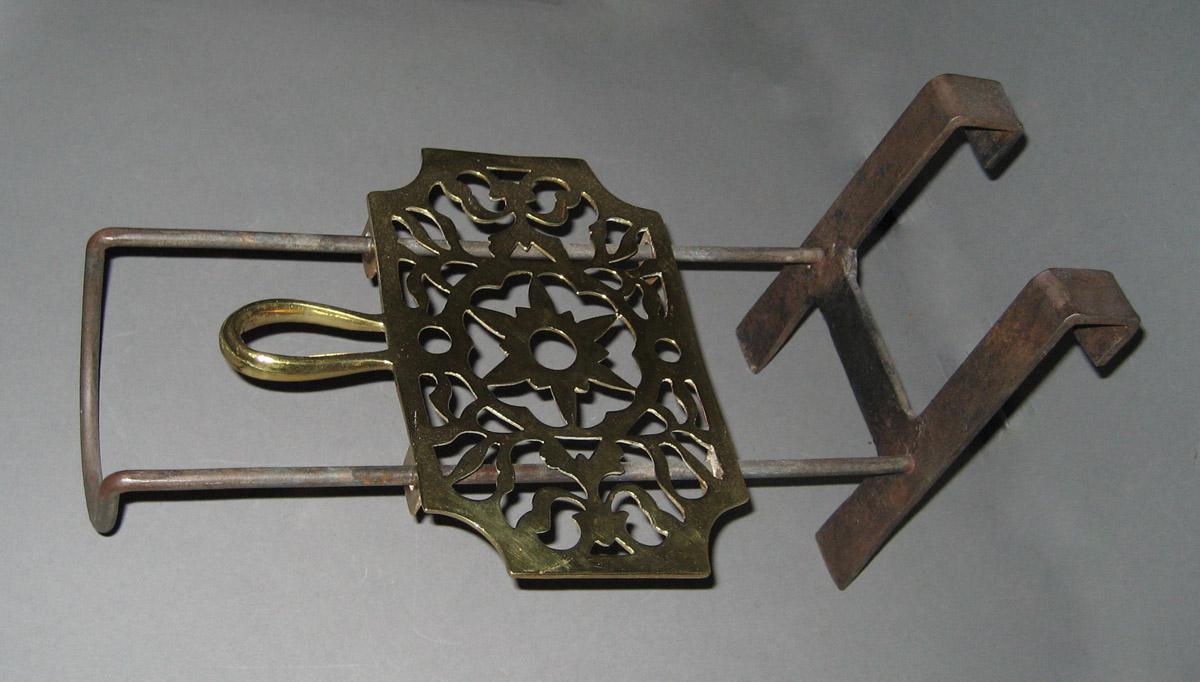 1961.1242 Trivet