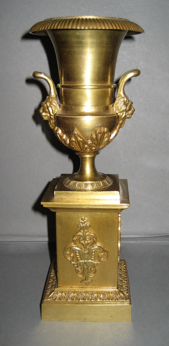 1961.1275.001 Urn