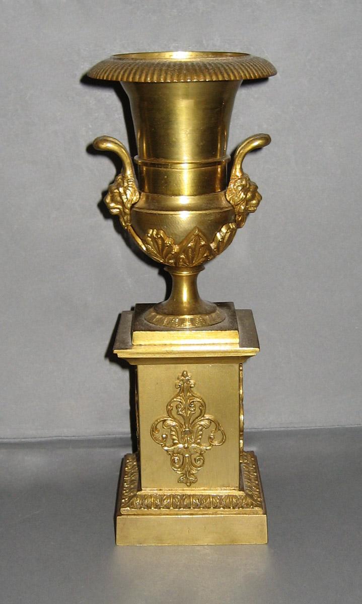 1961.1275.002 Urn