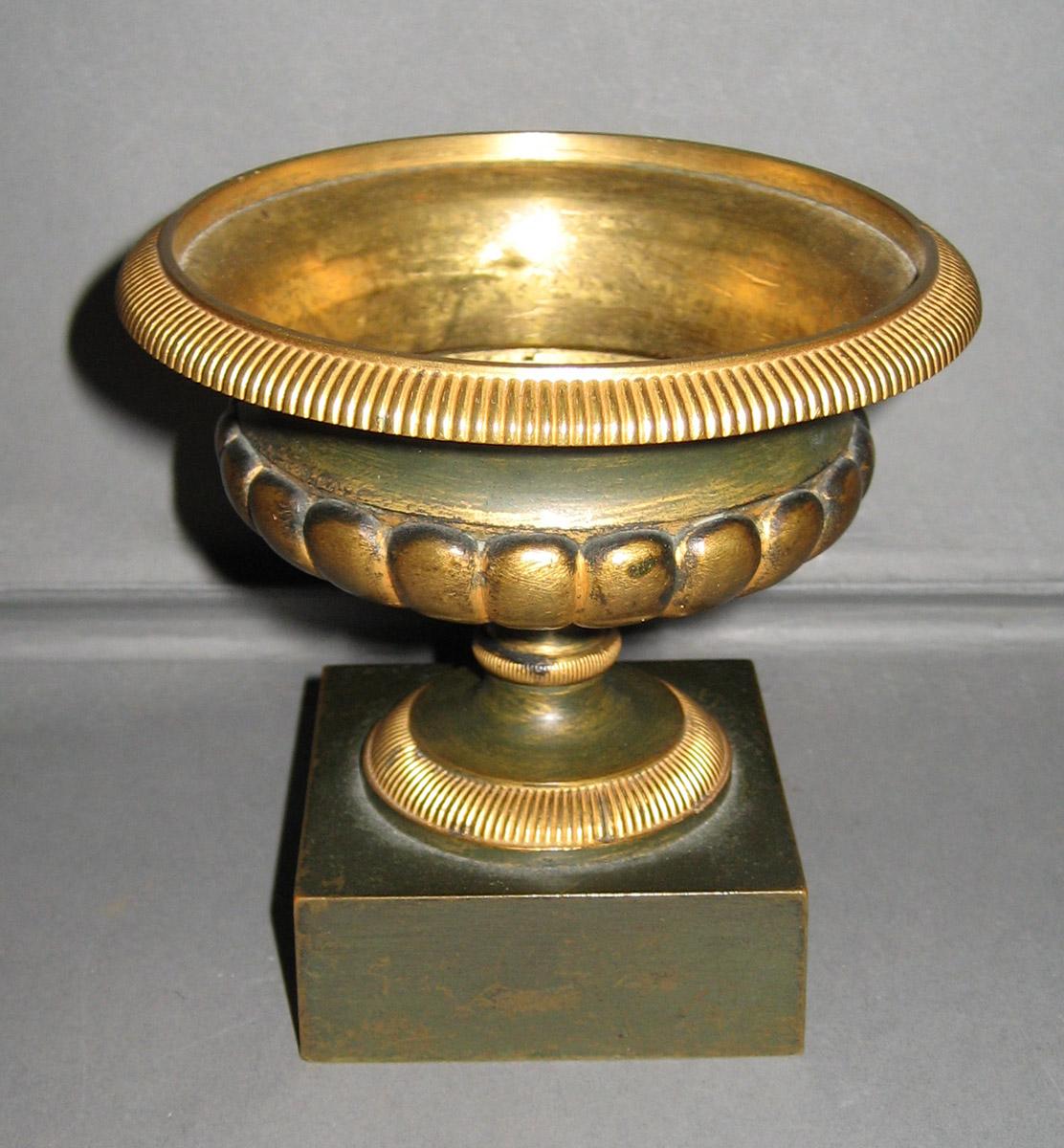 1961.1276.001 Urn