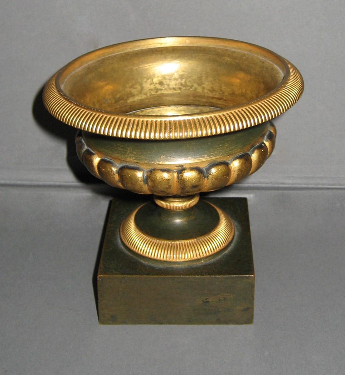 1961.1276.002 Urn