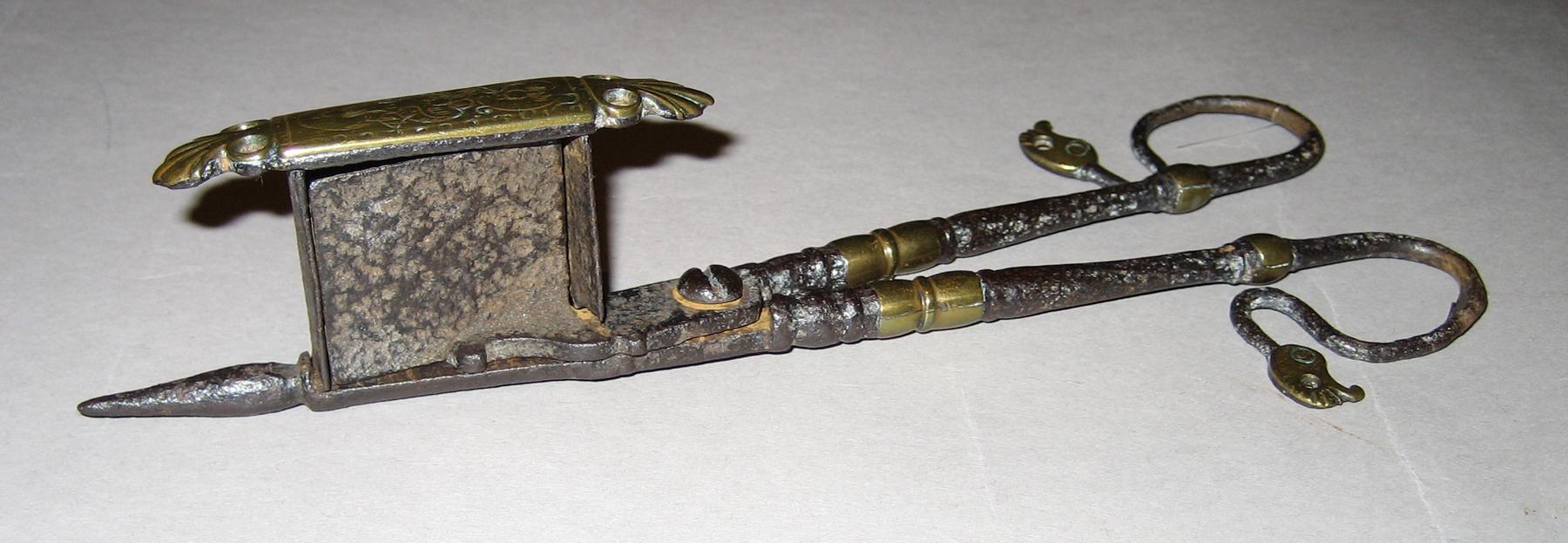 1961.1304 Snuffer
