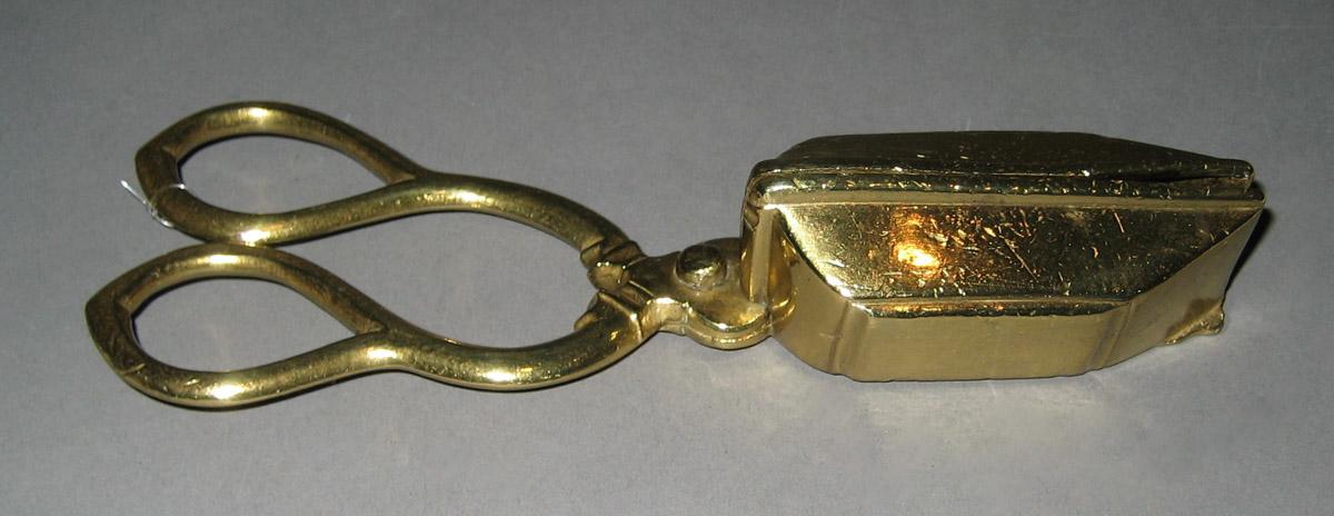 1961.1307 Snuffer
