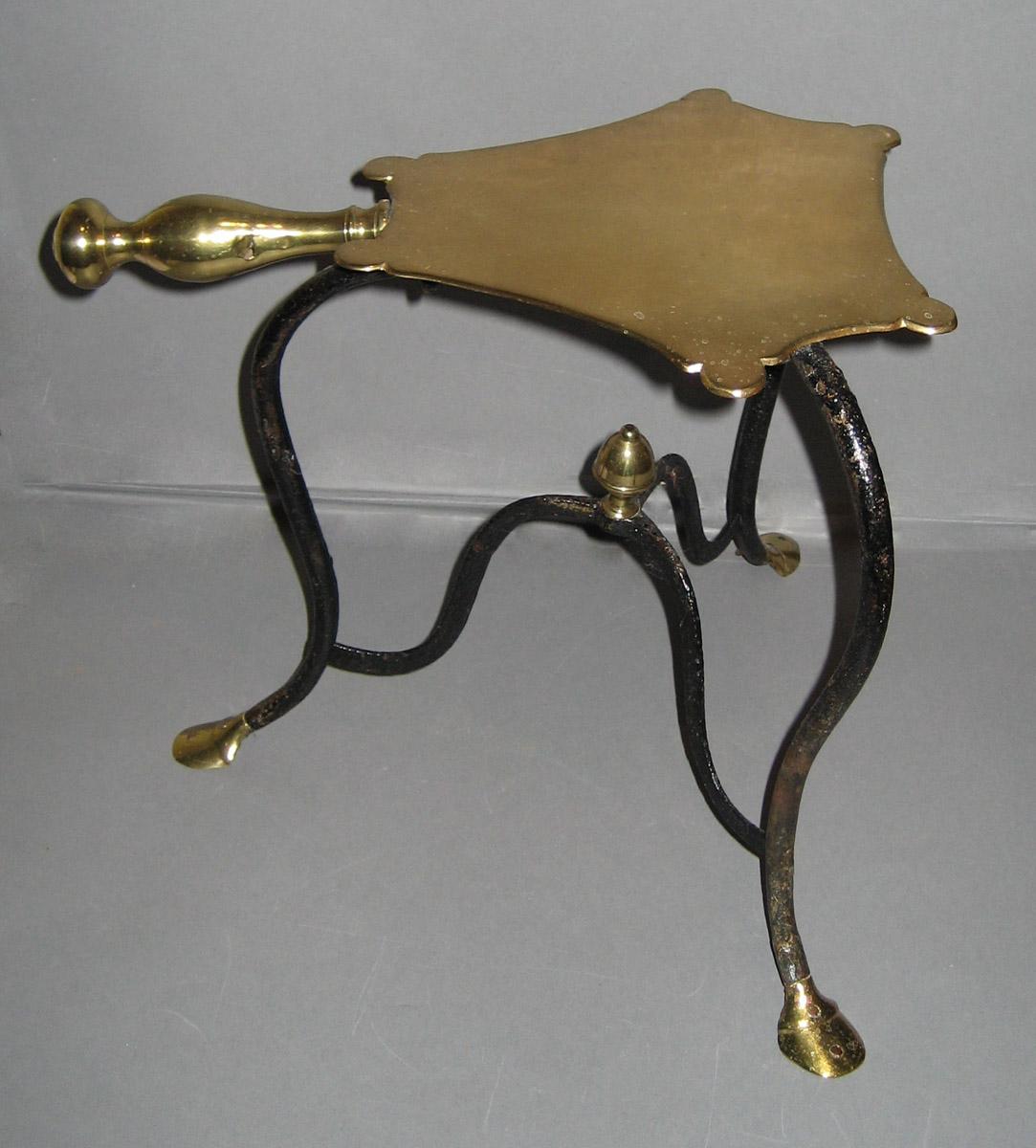 1961.1323 Trivet