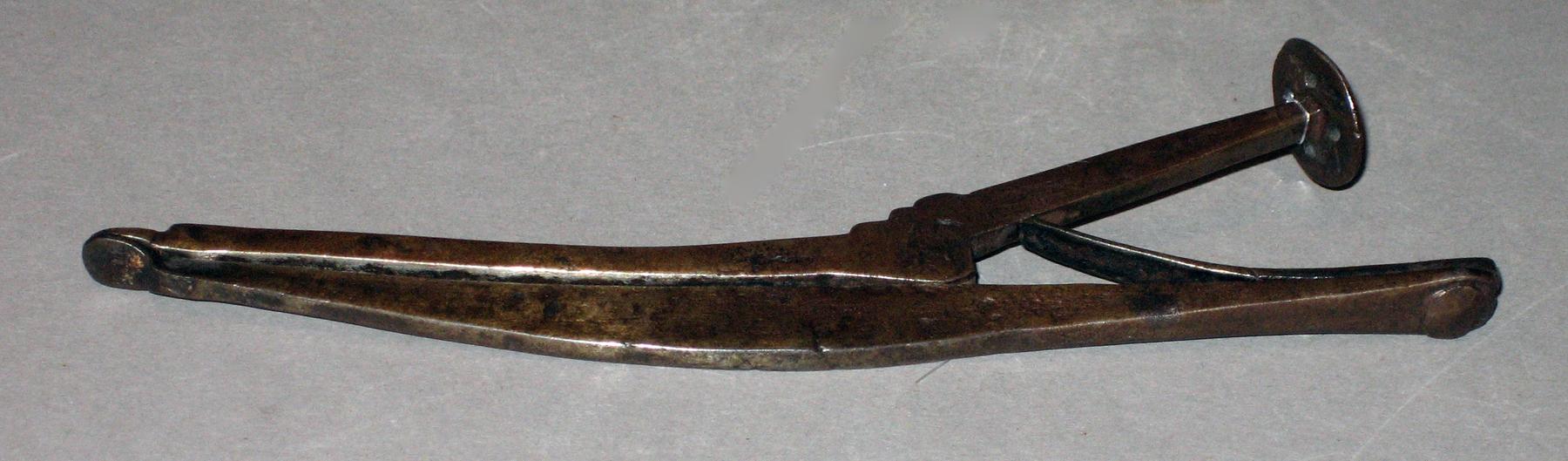 1961.1329 Tongs