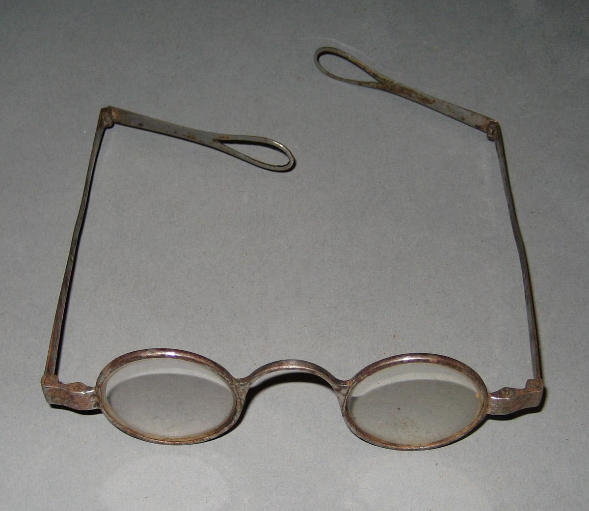 1961.1330 B Spectacles and Case