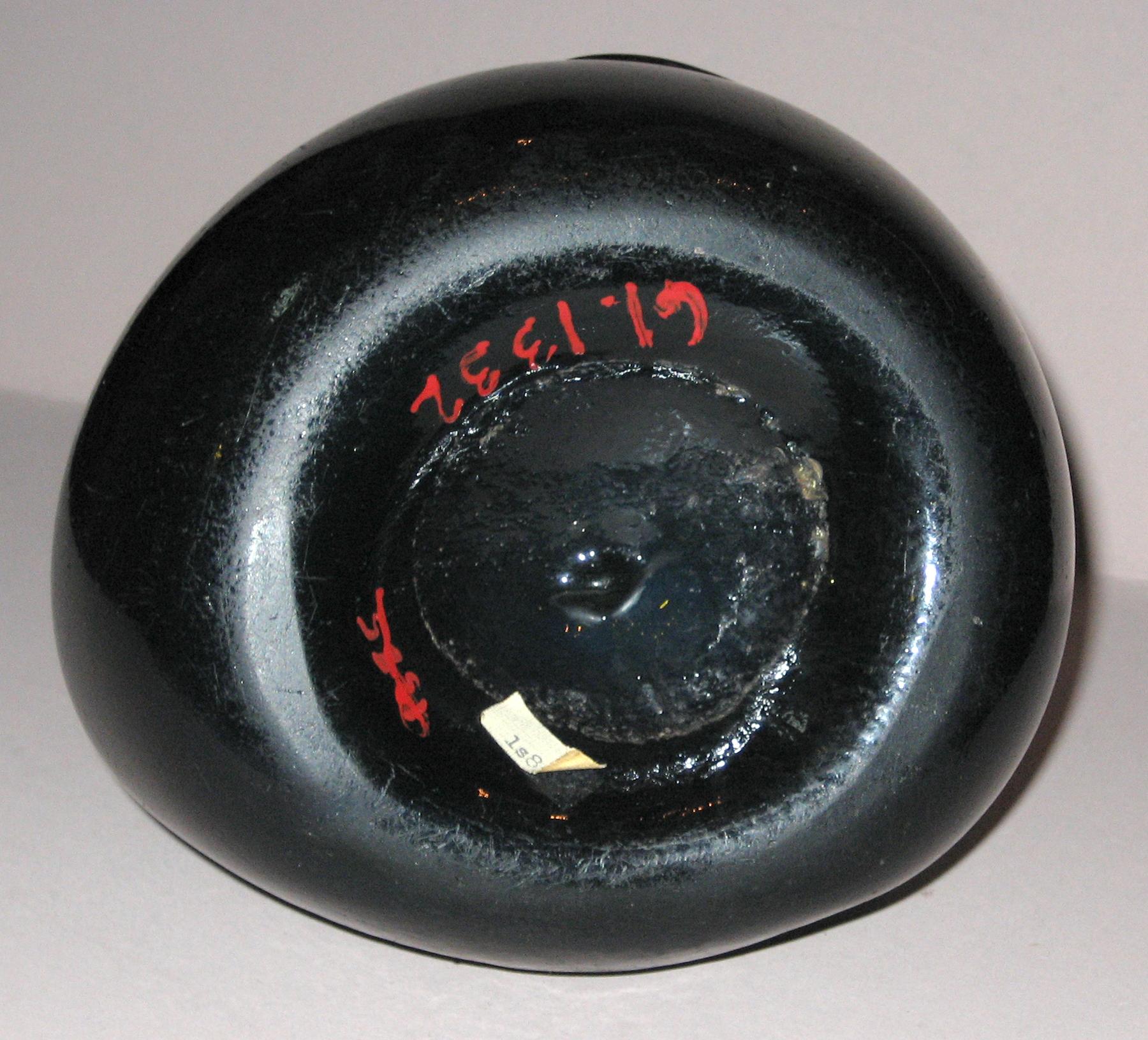 1961.1332 Wine bottle (bottom)