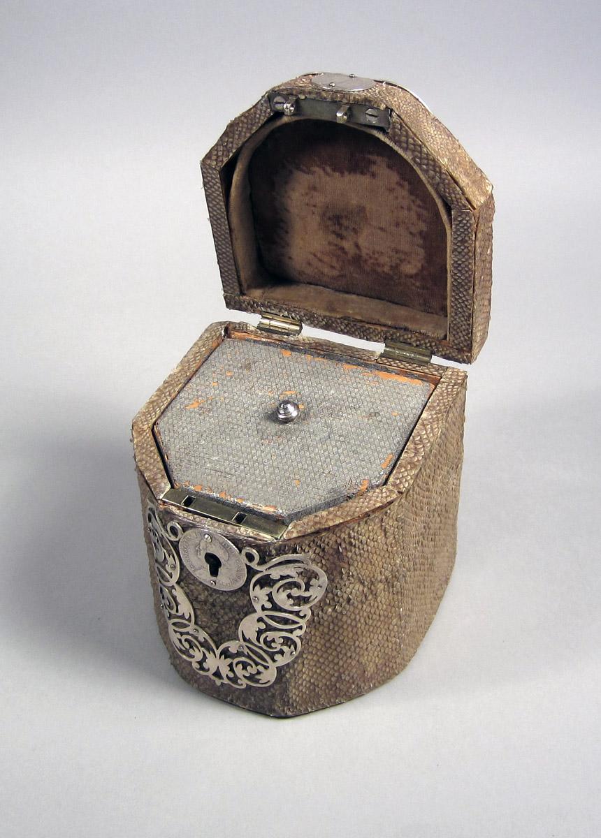1961.1336 Tea Caddy open