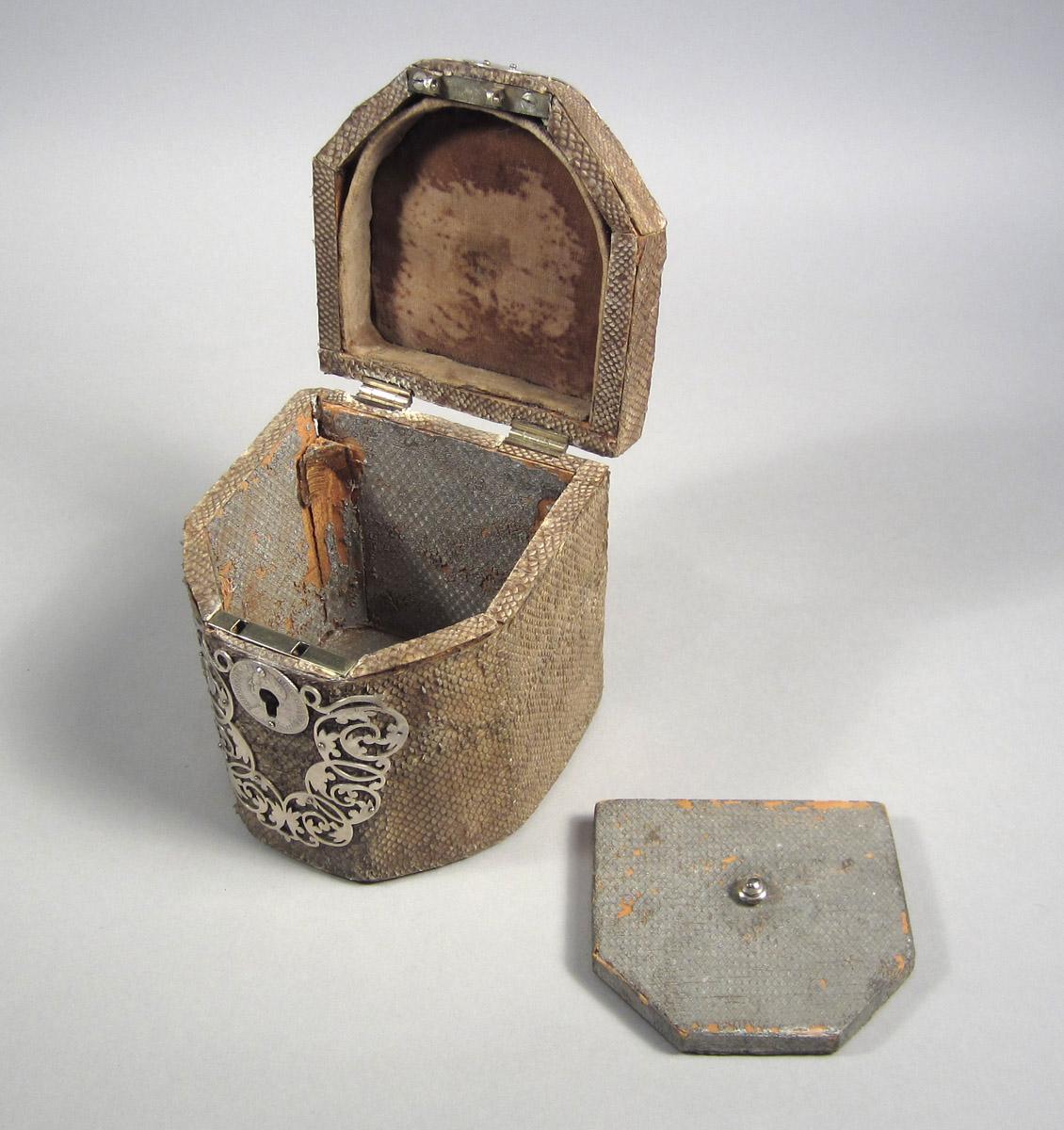1961.1336 Tea Caddy interior