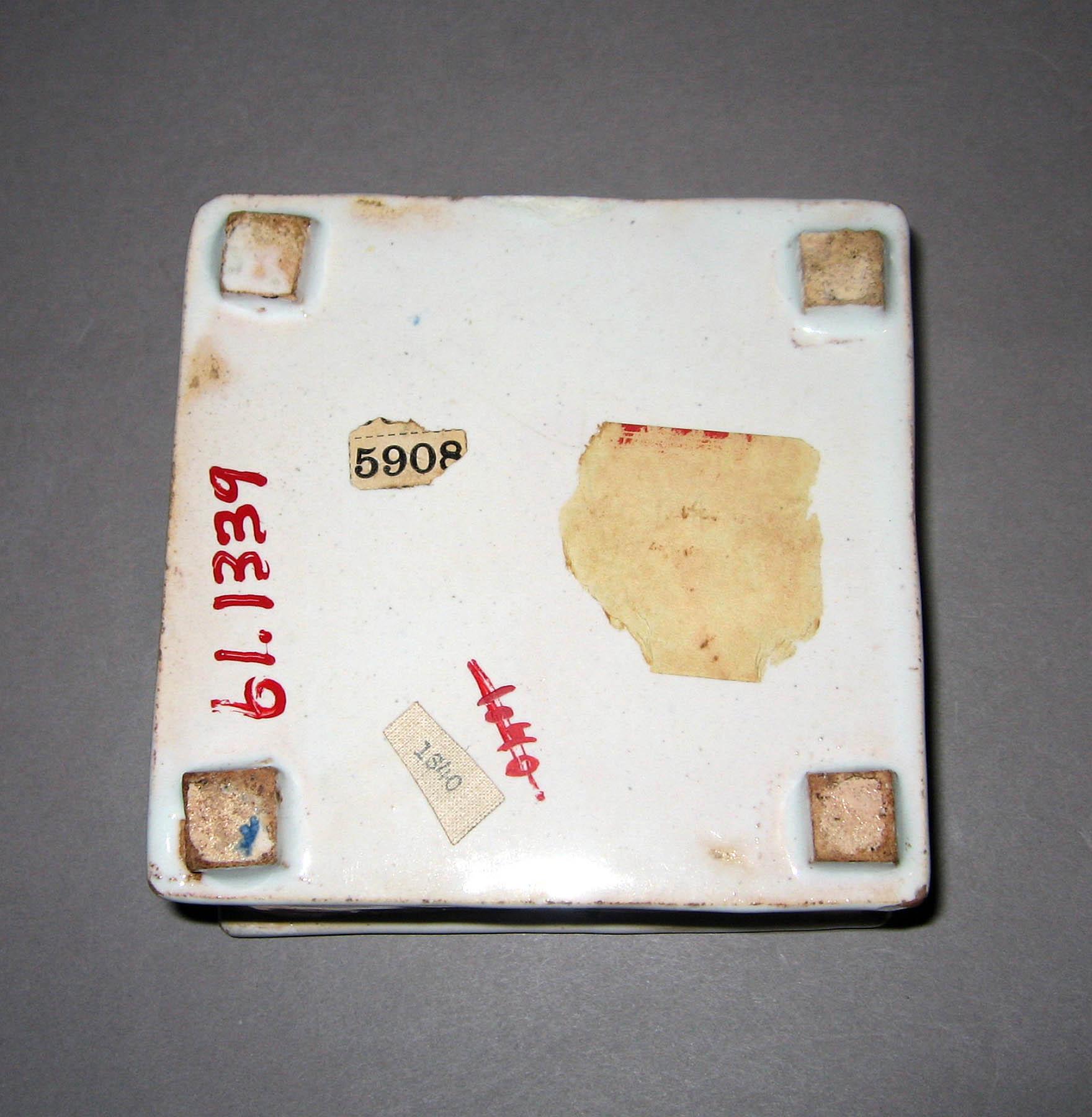 1961.1339 Tin-glazed earthenware inkwell (underside)