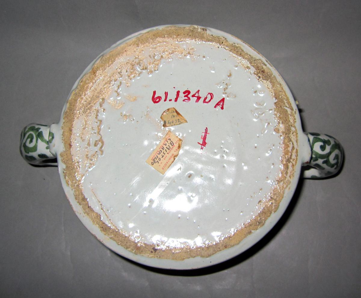 1964.1340 A Delft flower container underside