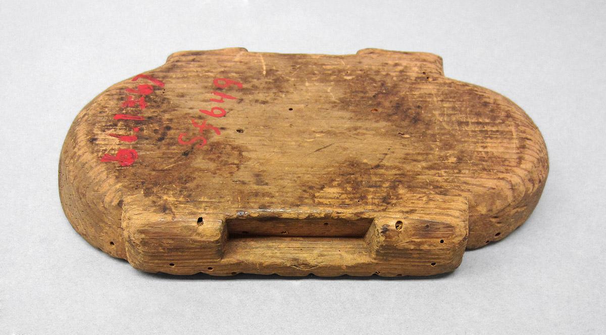 1961.1367, Butter mold, edge
