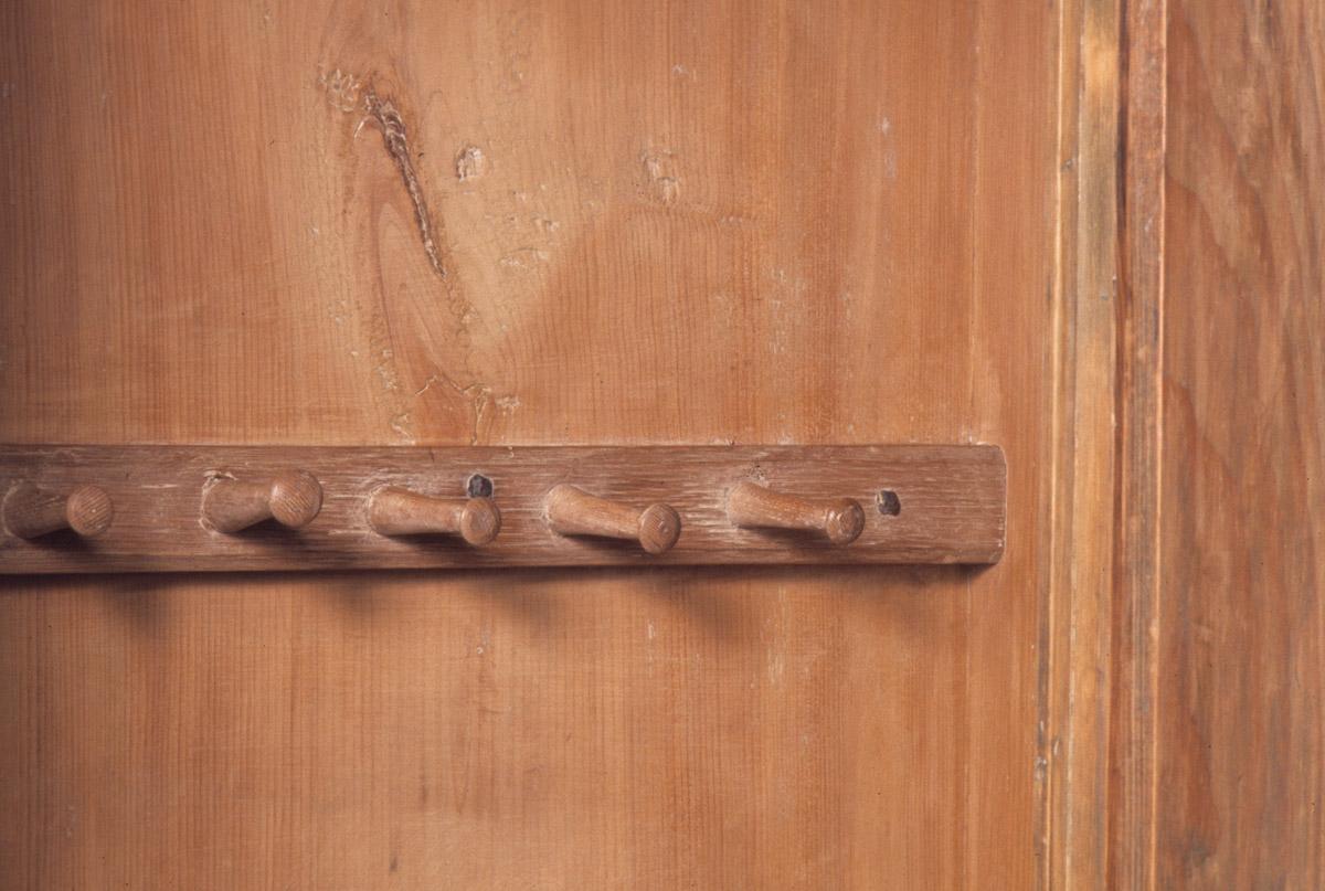 1955.0051.003 Wardrobe, detail 1