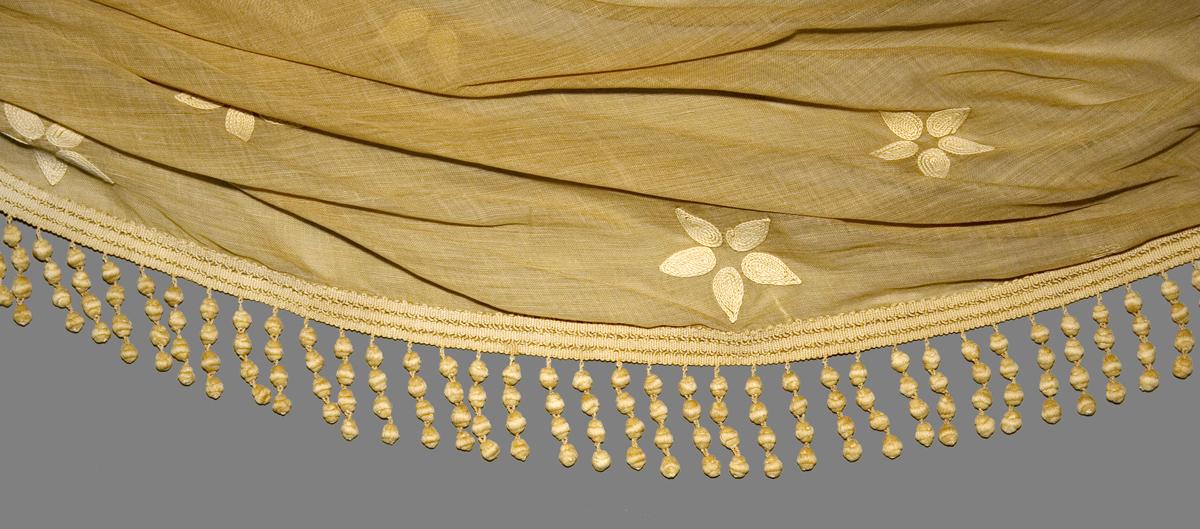 1951.0016 A Window Hanging, Valance, Edge Detail